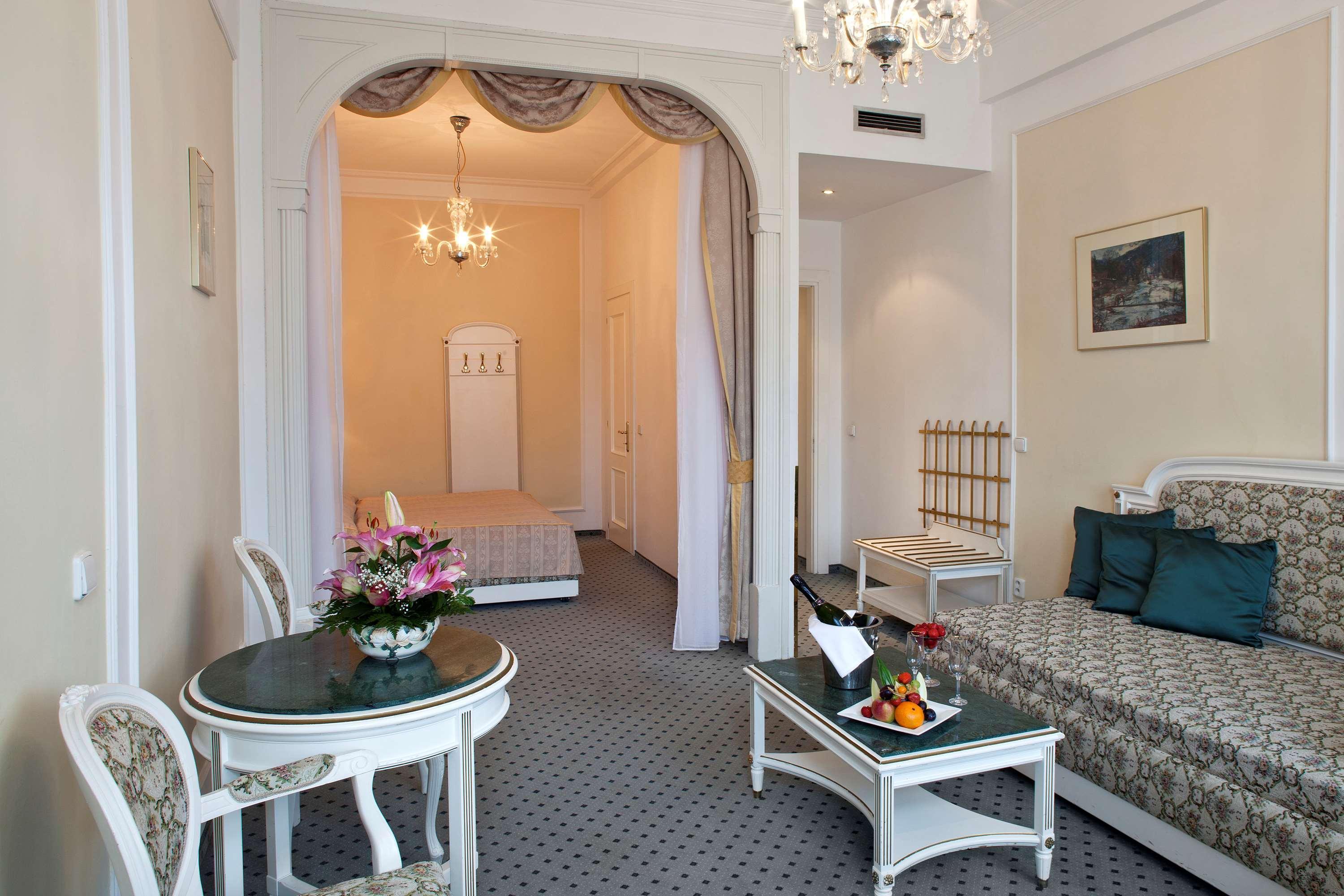 Ambassador Zlata Husa Прага Екстериор снимка A suite at the Grand Hotel