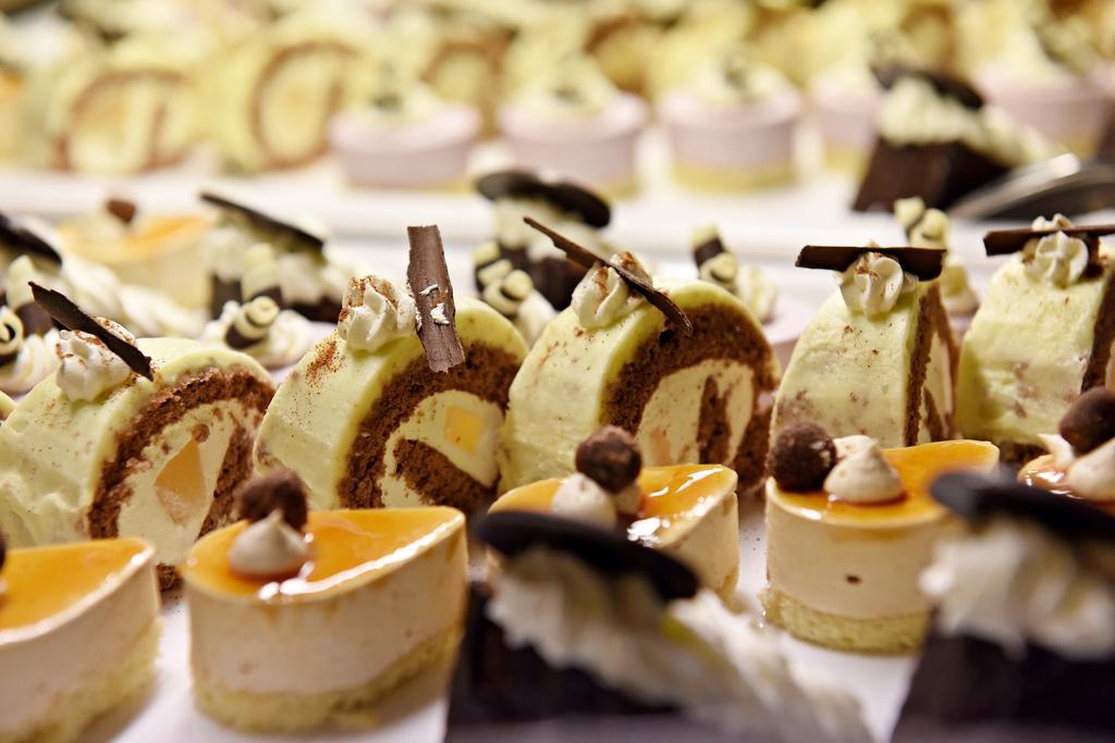 Ambassador Zlata Husa Прага Екстериор снимка Petit fours