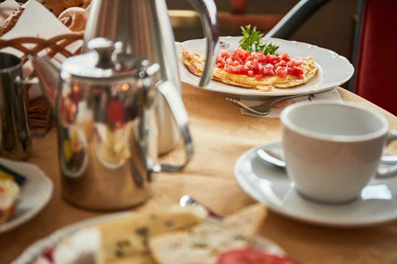 Ambassador Zlata Husa Прага Екстериор снимка A breakfast at the restaurant