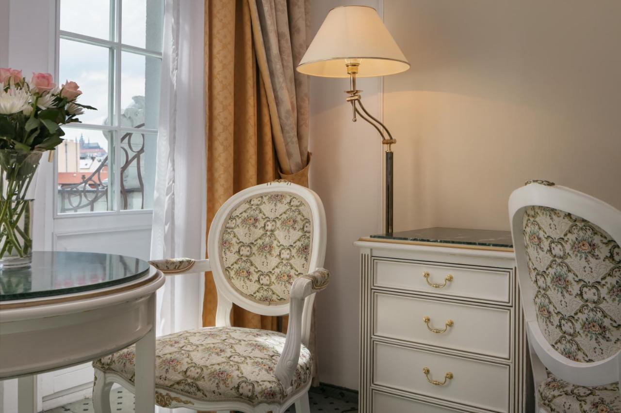 Ambassador Zlata Husa Прага Екстериор снимка A table lamp